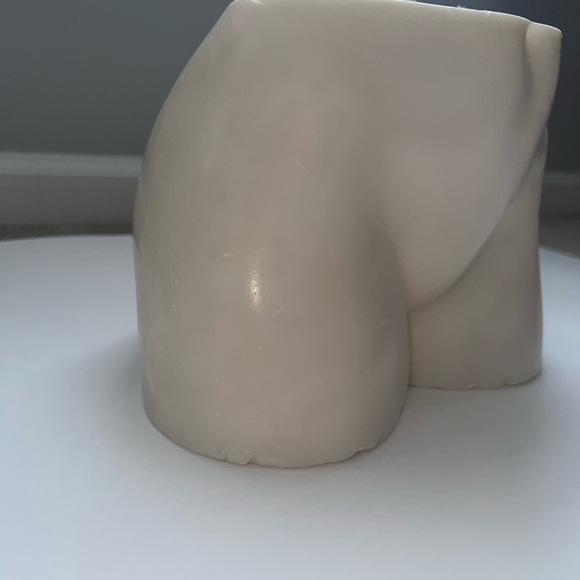 CAIYU CANDLE Le Derrière Candle in White - Picture 5 of 11